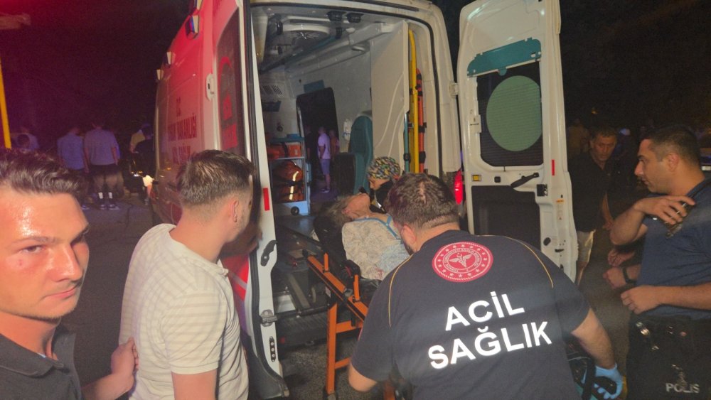 Kamyonet ile hasta nakil ambulansı çarpıştı; 5 yaralı