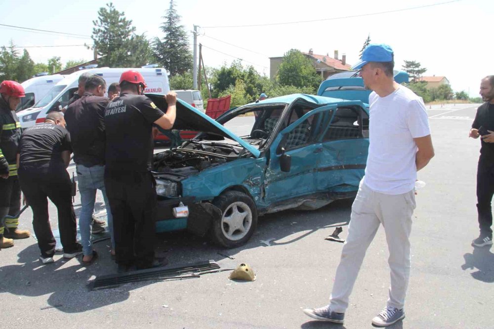 Konya’da iki otomobil kavşakta çarpıştı: 4 yaralı