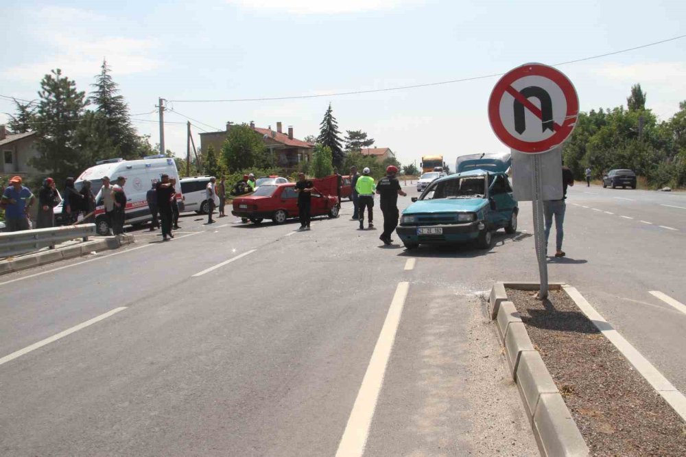 Konya’da iki otomobil kavşakta çarpıştı: 4 yaralı