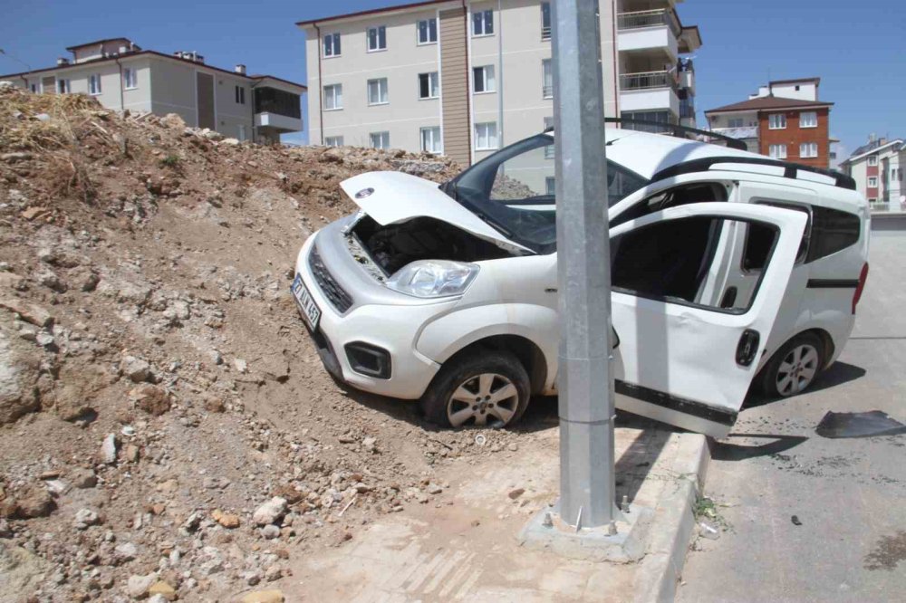 Konya'da hafif ticari araç toprak yığınına çarptı:  2 kişi yaralandı