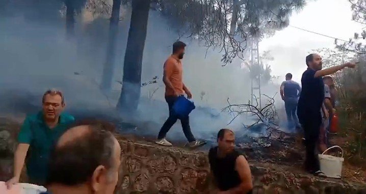 Mahalleli birlik oldu, kovalarla müdahale etti