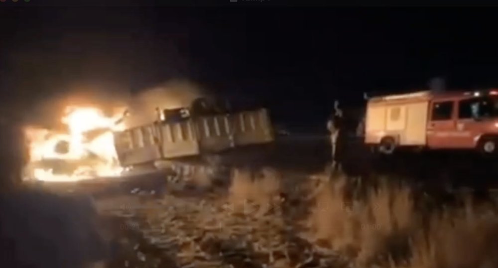 Devrilerek alev alan TIR’ın şoförü can verdi