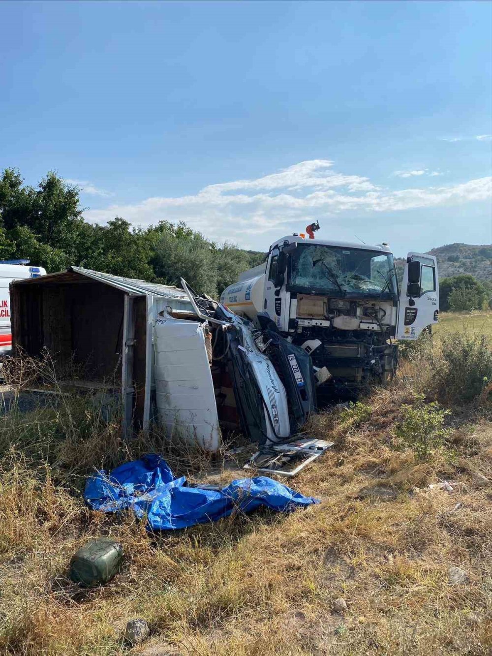 Konya'da can pazarı... Kamyon ile su tankeri çarpıştı