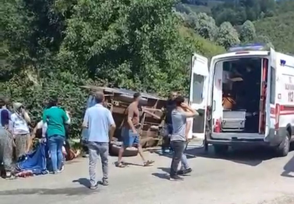 İşçilerin taşındığı römork devrildi; 7 kişi yola savruldu