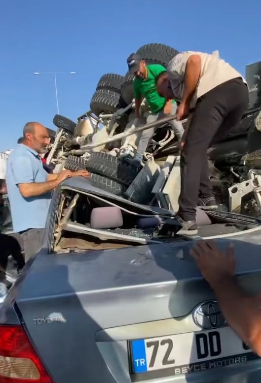 Beton mikseri otomobilin üzerine devrildi; 6 yaralı