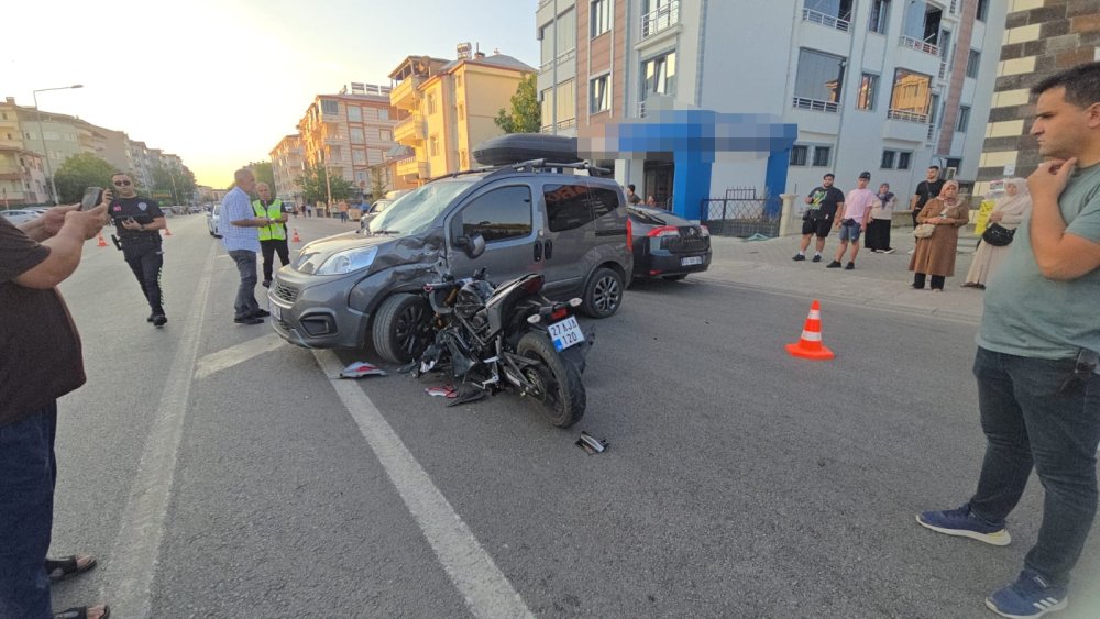 Motosiklet, hafif ticari araca çarptı: 3 yaralı