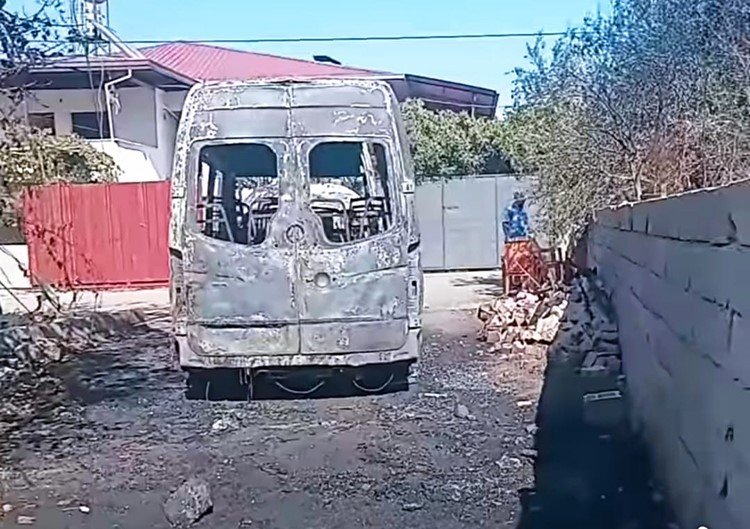 Park halindeki midibüs yandı