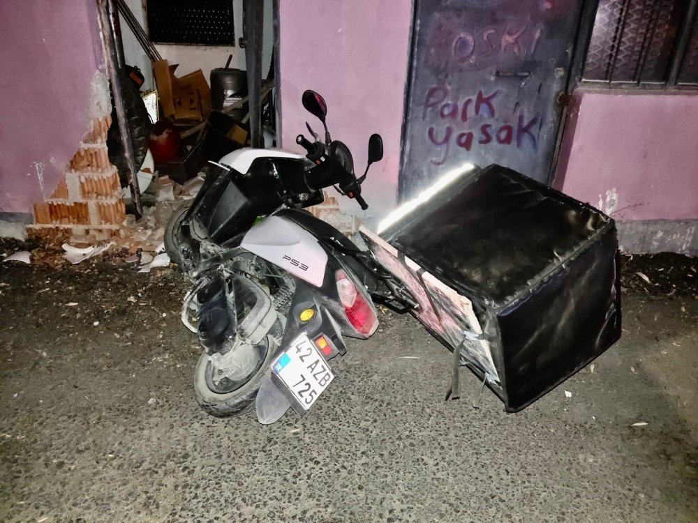 Konya'da genç sürücü duvara çarptı