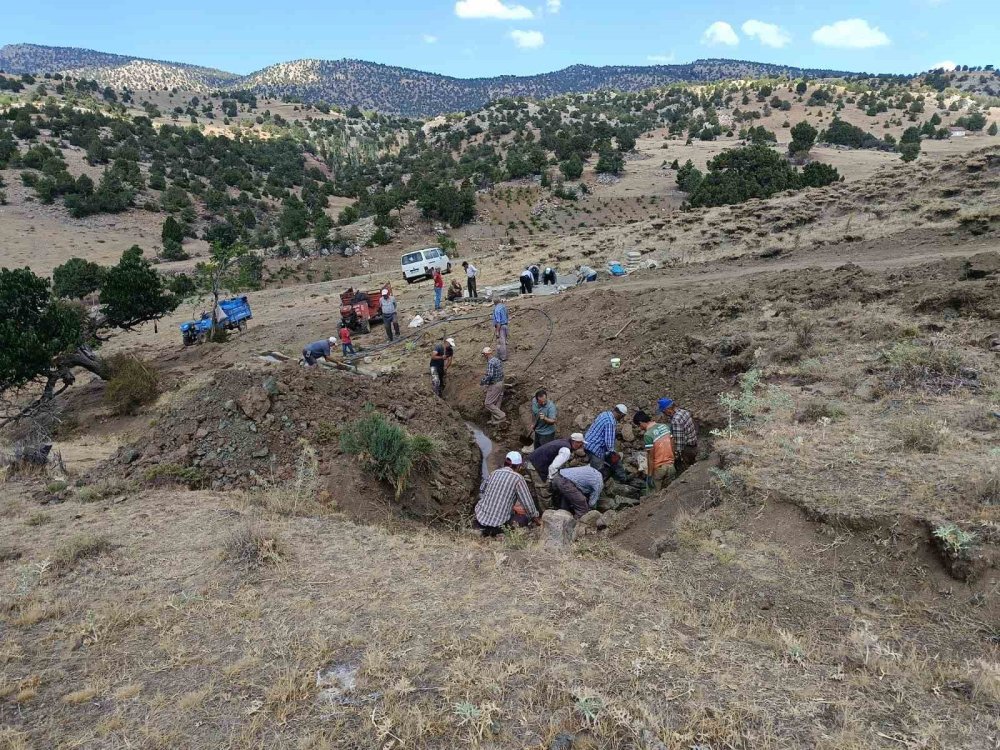 Konya'da köy halkı susuzluğa çare buldu!