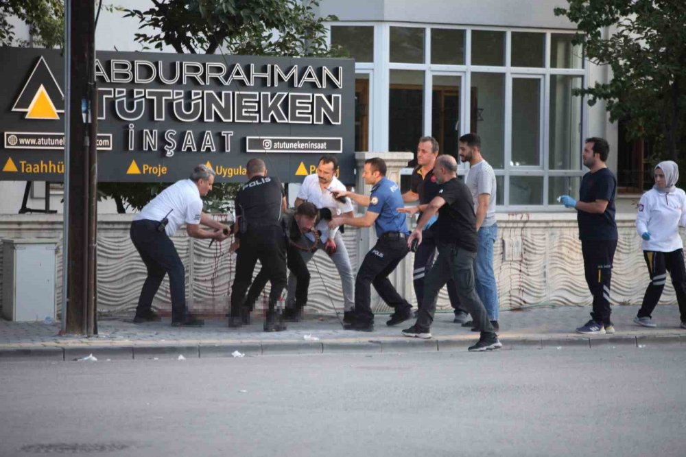 Konya’da bir şahıs bıçağı boğazına dayadı! Ortalık karıştı