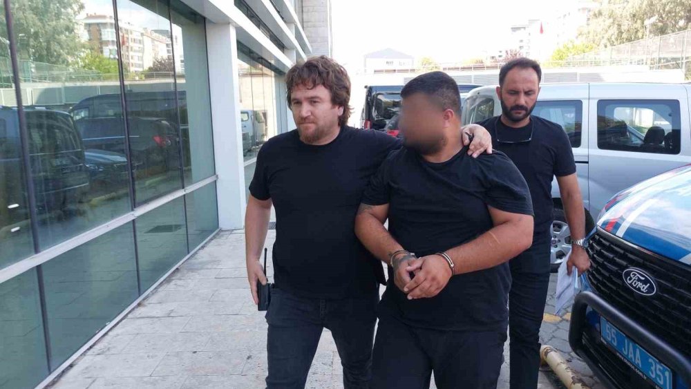 Sokak ortasında eşini darp edip ateş açtı