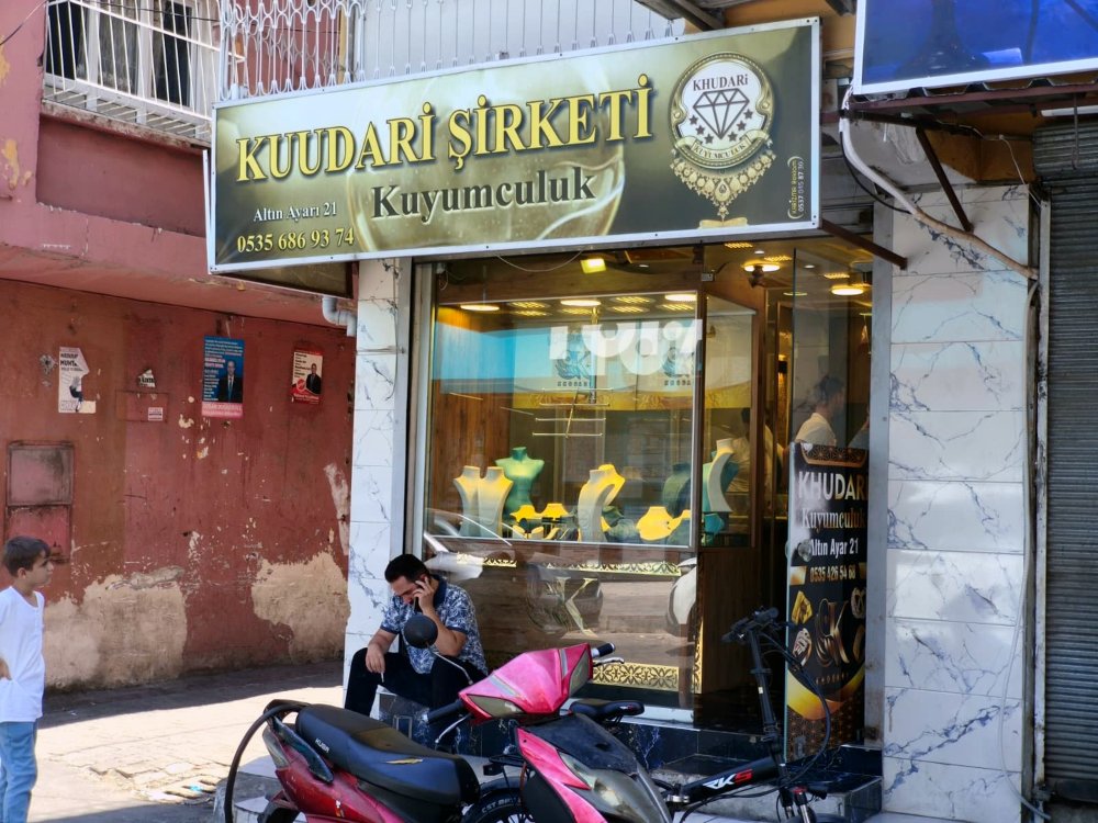 Kuyumcuyu vurup 1 kilo altın çaldılar