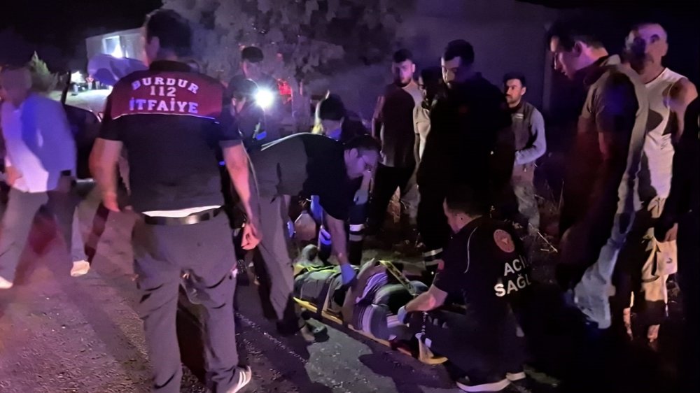 Tali yoldan çıkan traktörle çarpışan araç hurdaya döndü: 6 yaralı