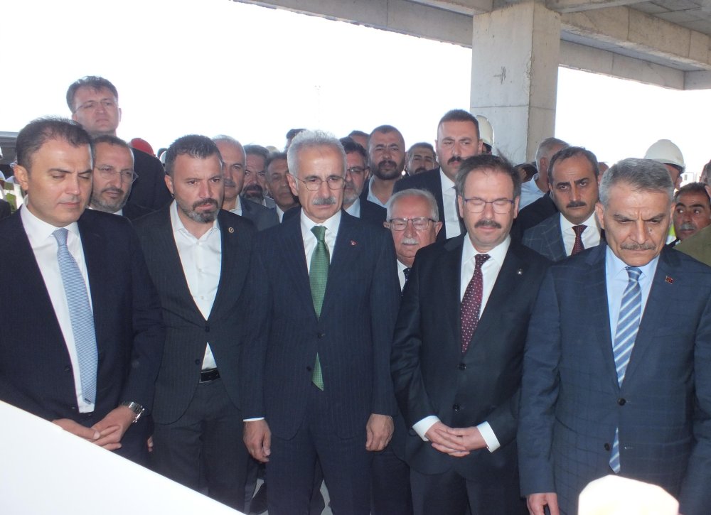 Bakan Uraloğlu inşaatı devam eden havalimanıyla ilgili tarih verdi