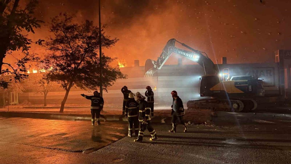 Gaziantep’te geri dönüşüm fabrikasındaki yangın 4. saatinde