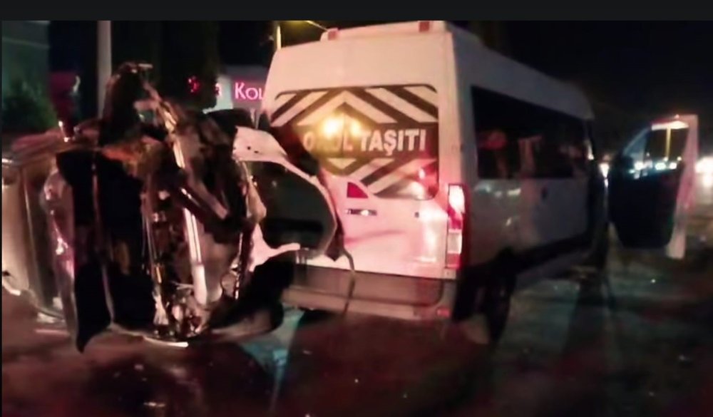 Servis minibüsü ile otomobil çarpıştı: 3 yaralı