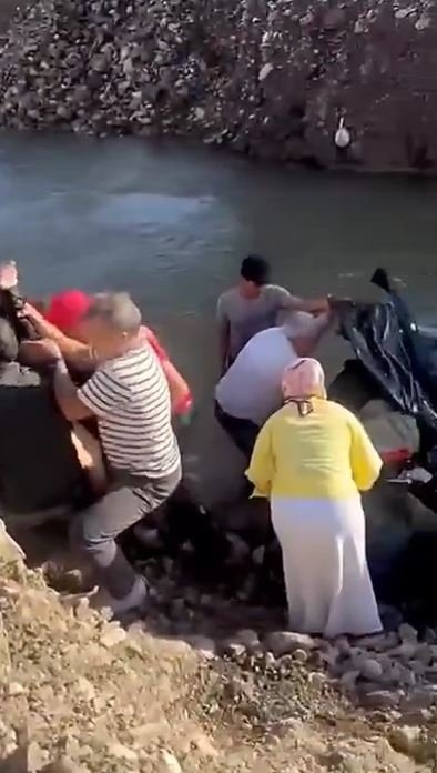 Otomobil Peri Çayı’na düştü, anne ve kızı yaralandı