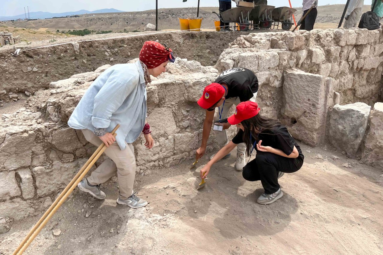 arkeoloji-yaz-kampina-katilan-ted-konya-koleji-ogrencileri-2.jpg
