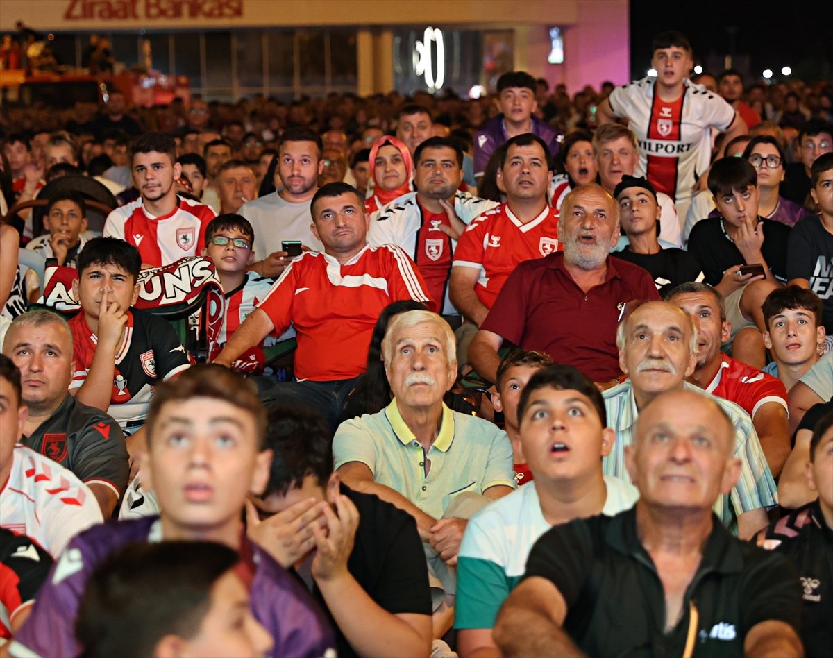 samsunspor-taraftari-uefa-avrupa-ligi-heyecanini-dev-ekranda-yasadi-1.jpg