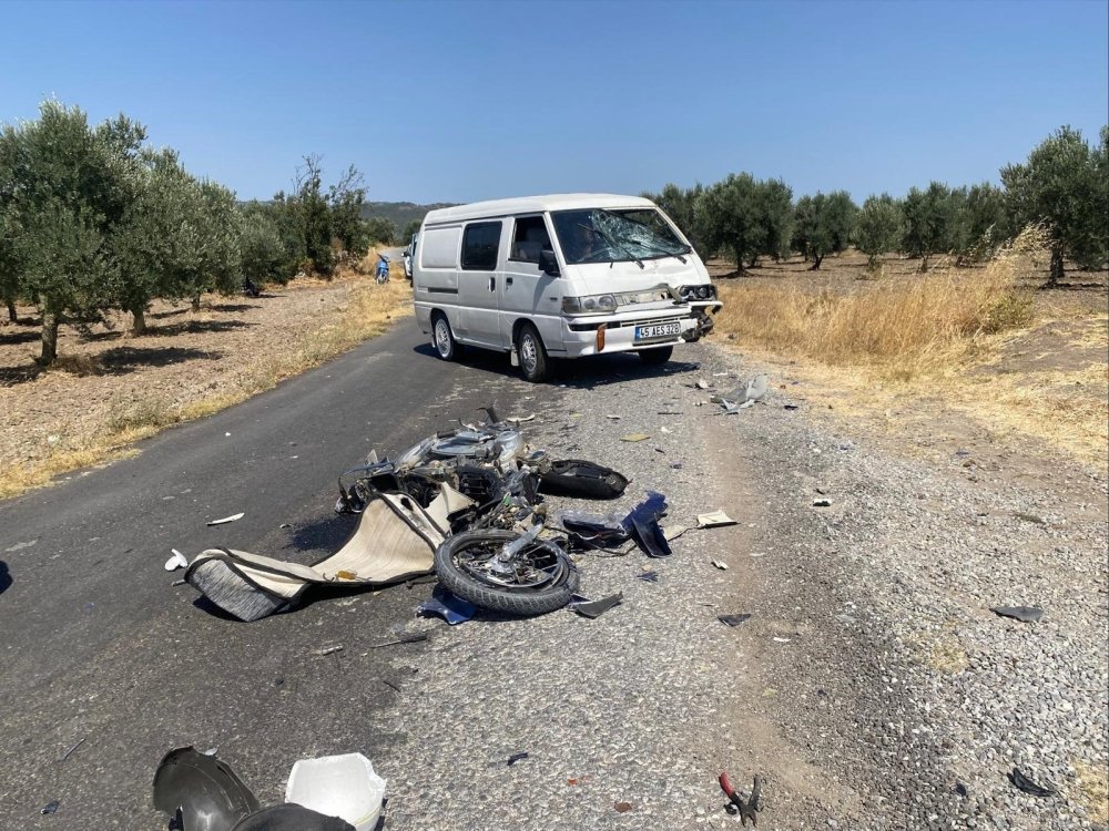 Motosiklet araçla kafa kafaya çarpıştı: 1 ölü