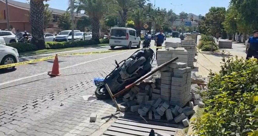 Motosikletiyle yol yapım çalışması levhasına çarpan motosikletli öldü