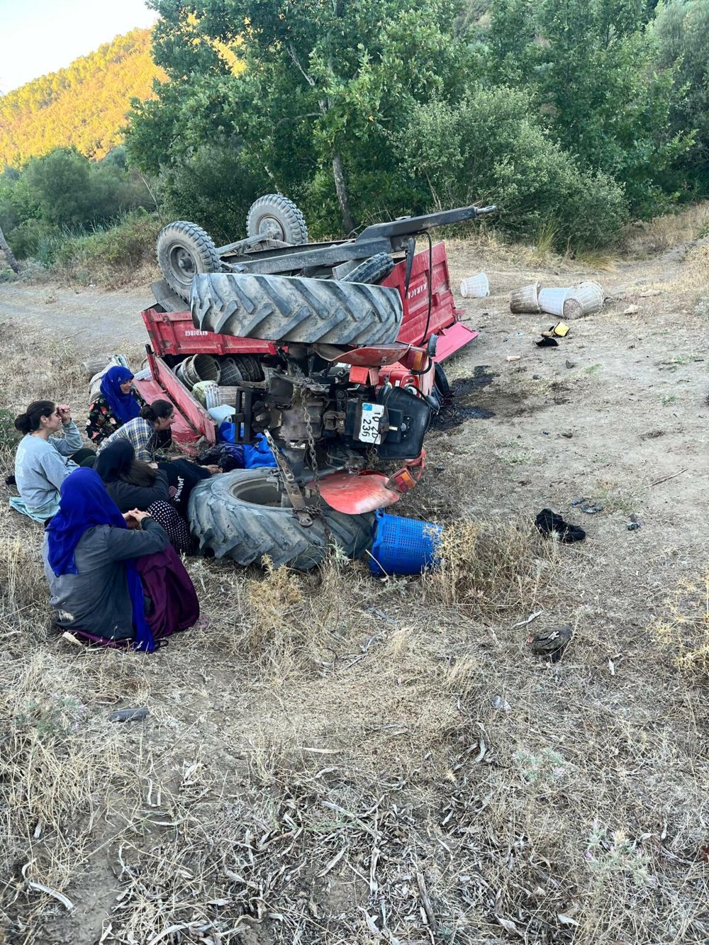 Tarım işçilerini taşıyan traktör, şarampole devrildi: Genç kız öldü, 4 yaralı