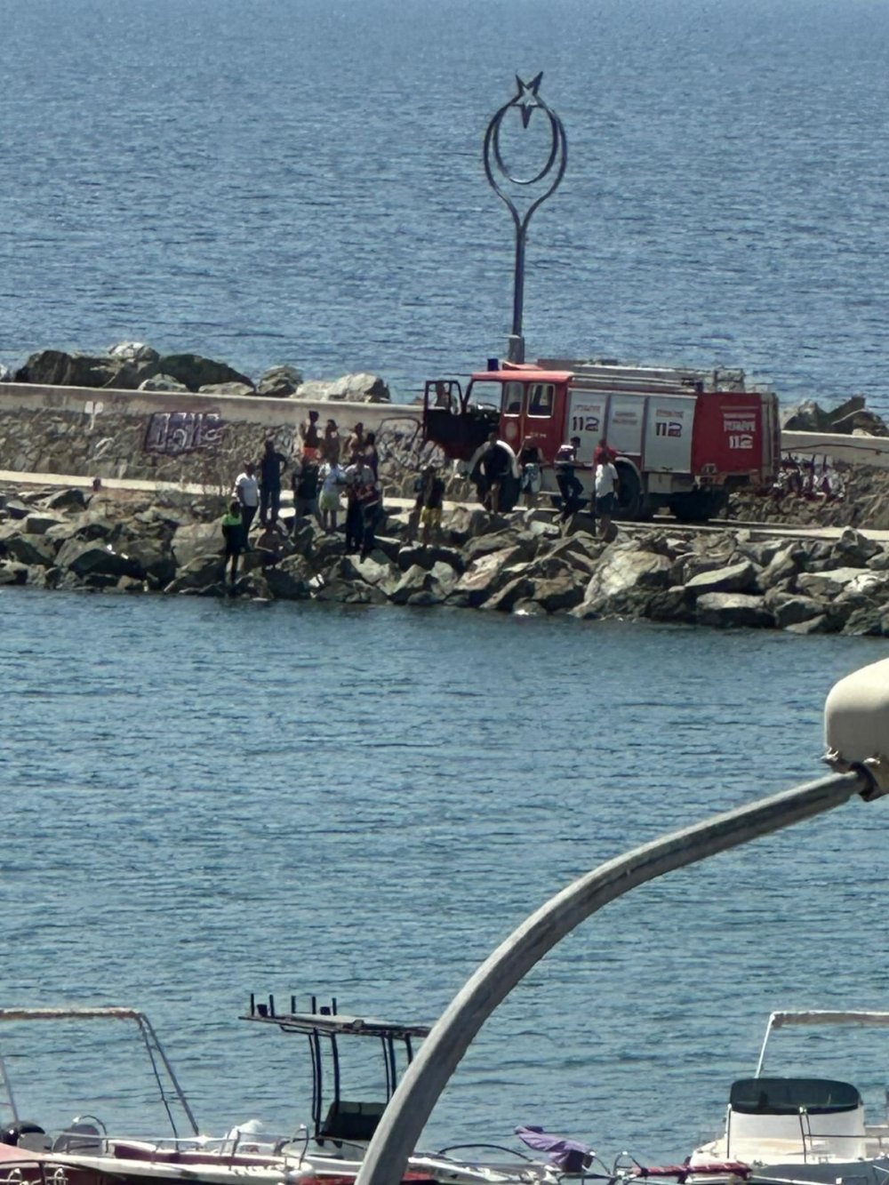 Denize giren eski futbolcu boğuldu