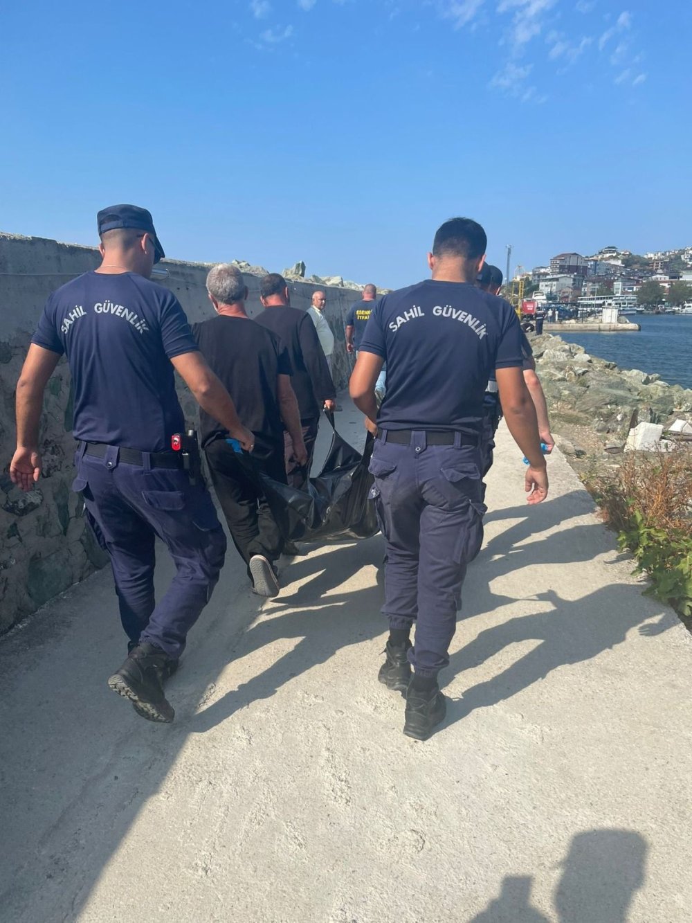 Denize giren eski futbolcu boğuldu