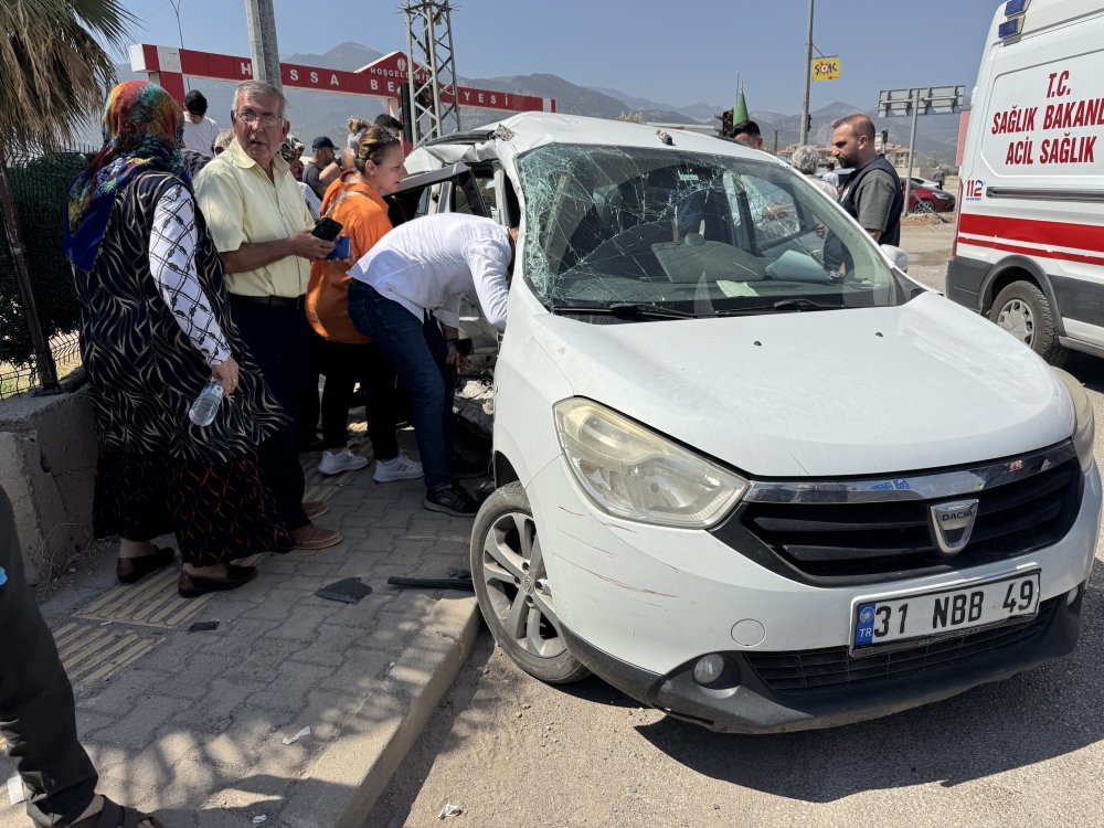 Düğüne gidenleri taşıyan otomobil ile çekici çarpıştı; 3 ölü, 2 yaralı