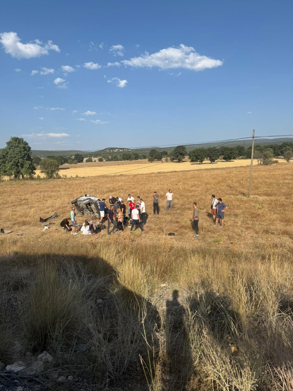 Otomobil tarlaya düştü: 1 ölü, 5 yaralı