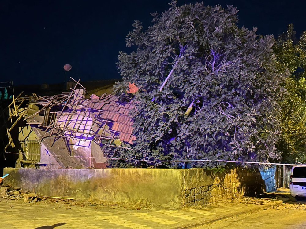 Evin çatısı çöktü; anne ve kızı son anda kurtuldu