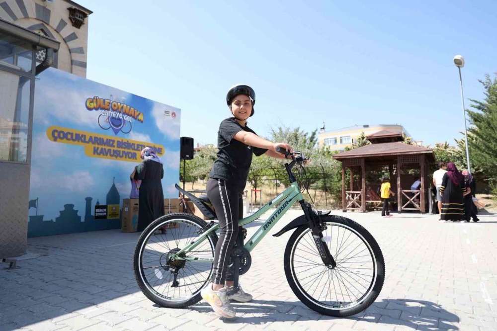 Konya'da bisiklet dağıtımı devam ediyor