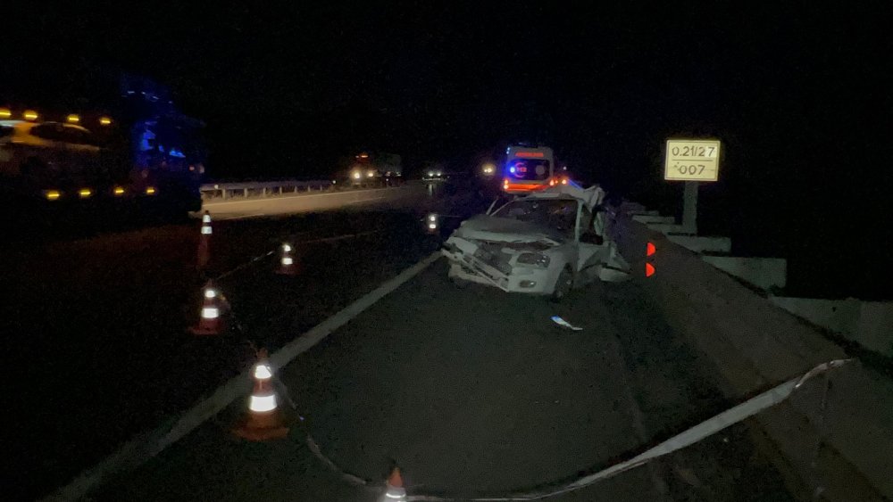 TIR, emniyet şeridinde bekleyen otomobile çarptı: 3 ölü, 1 yaralı