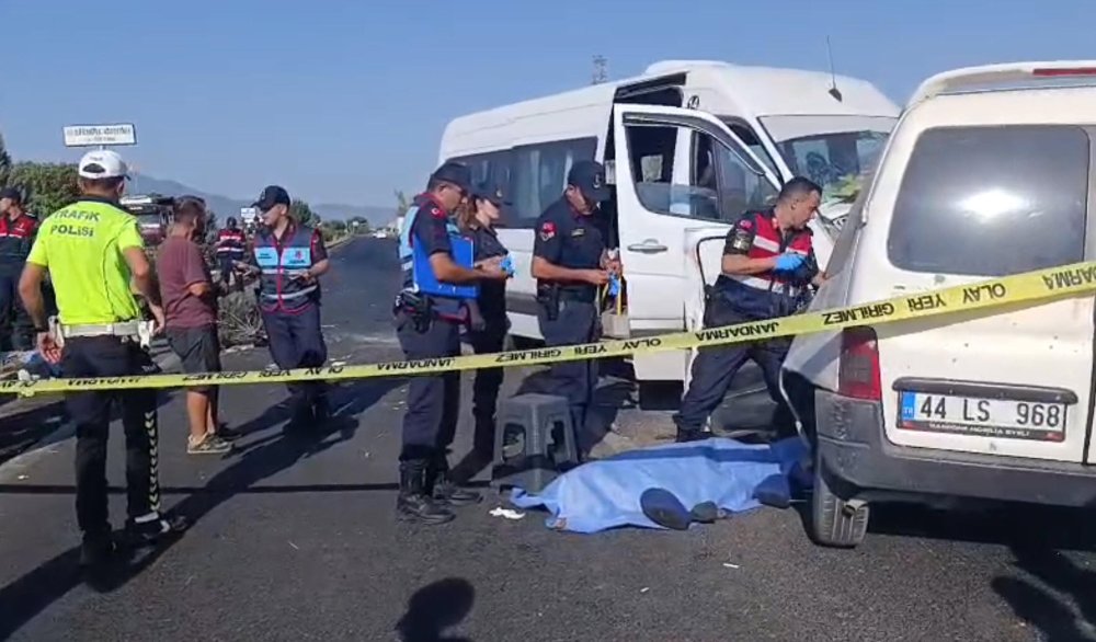 İşçi servis minibüsü ile hafif ticari araç kafa kafaya çarpıştı: 1 ölü, 13 yaralı