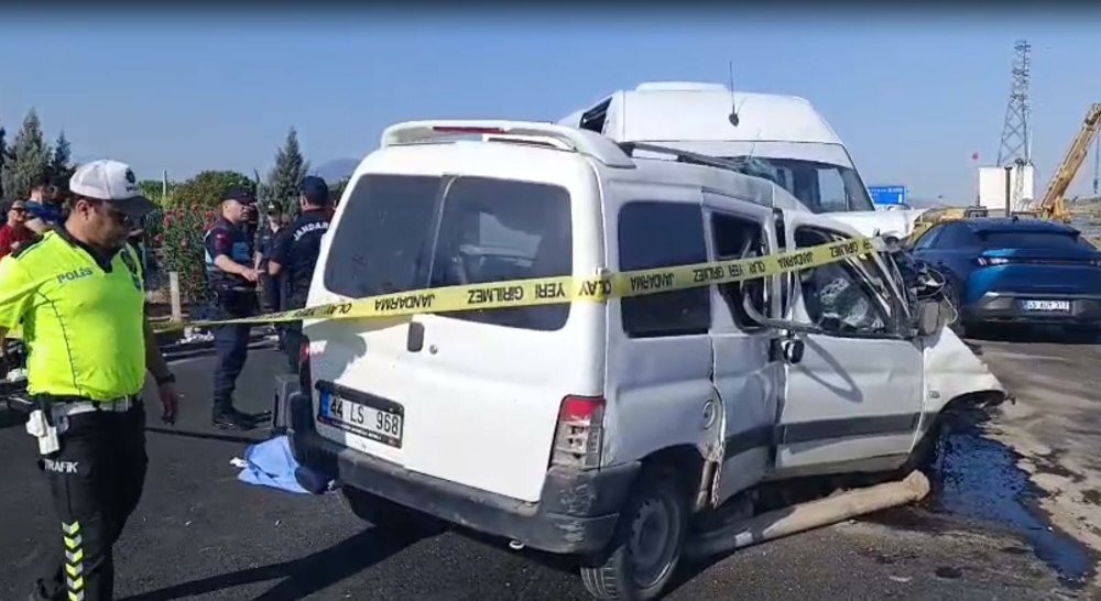 İşçi servis minibüsü ile hafif ticari araç kafa kafaya çarpıştı: 1 ölü, 13 yaralı