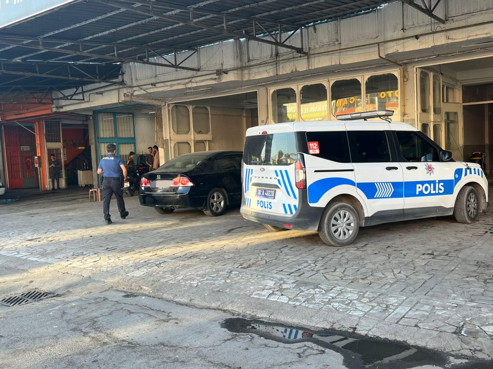 Oto tamirci kalfası, oynadığı tabancanın ateş almasıyla çırağını yaraladı