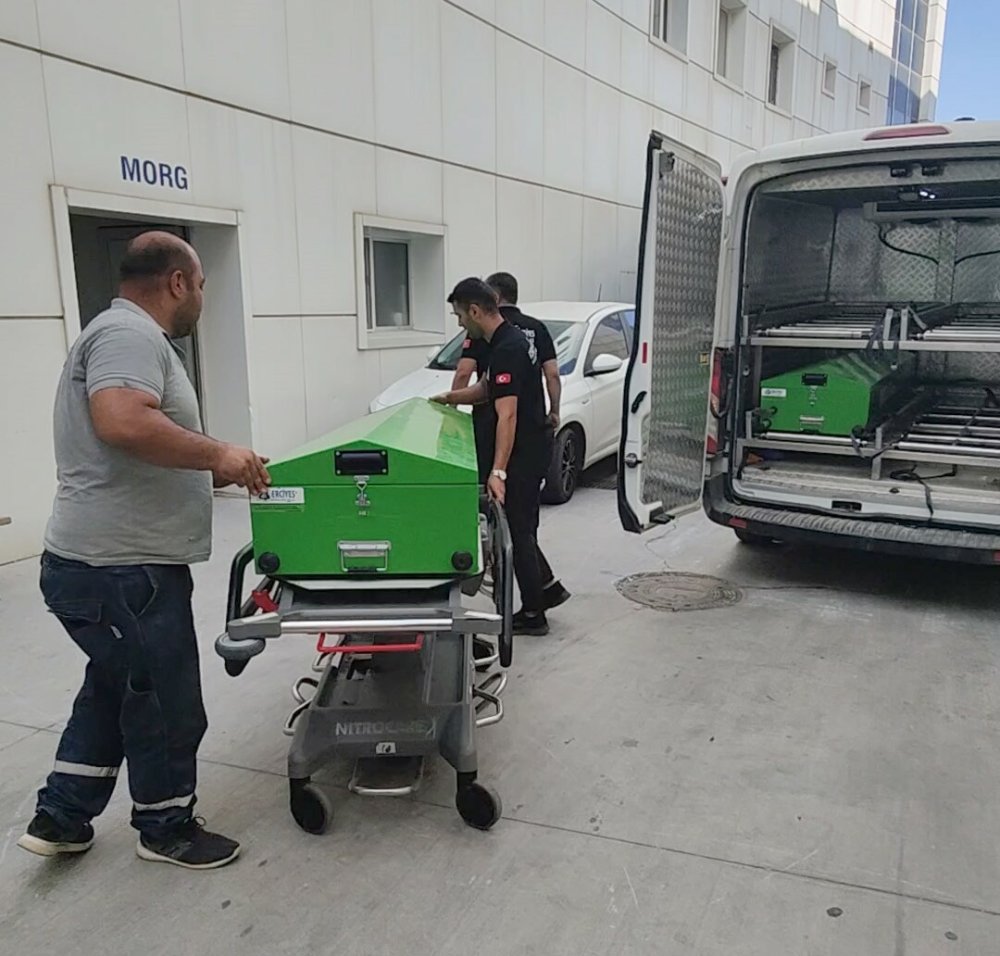 Sahilde kıyıya vurmuş erkek cesedi bulundu