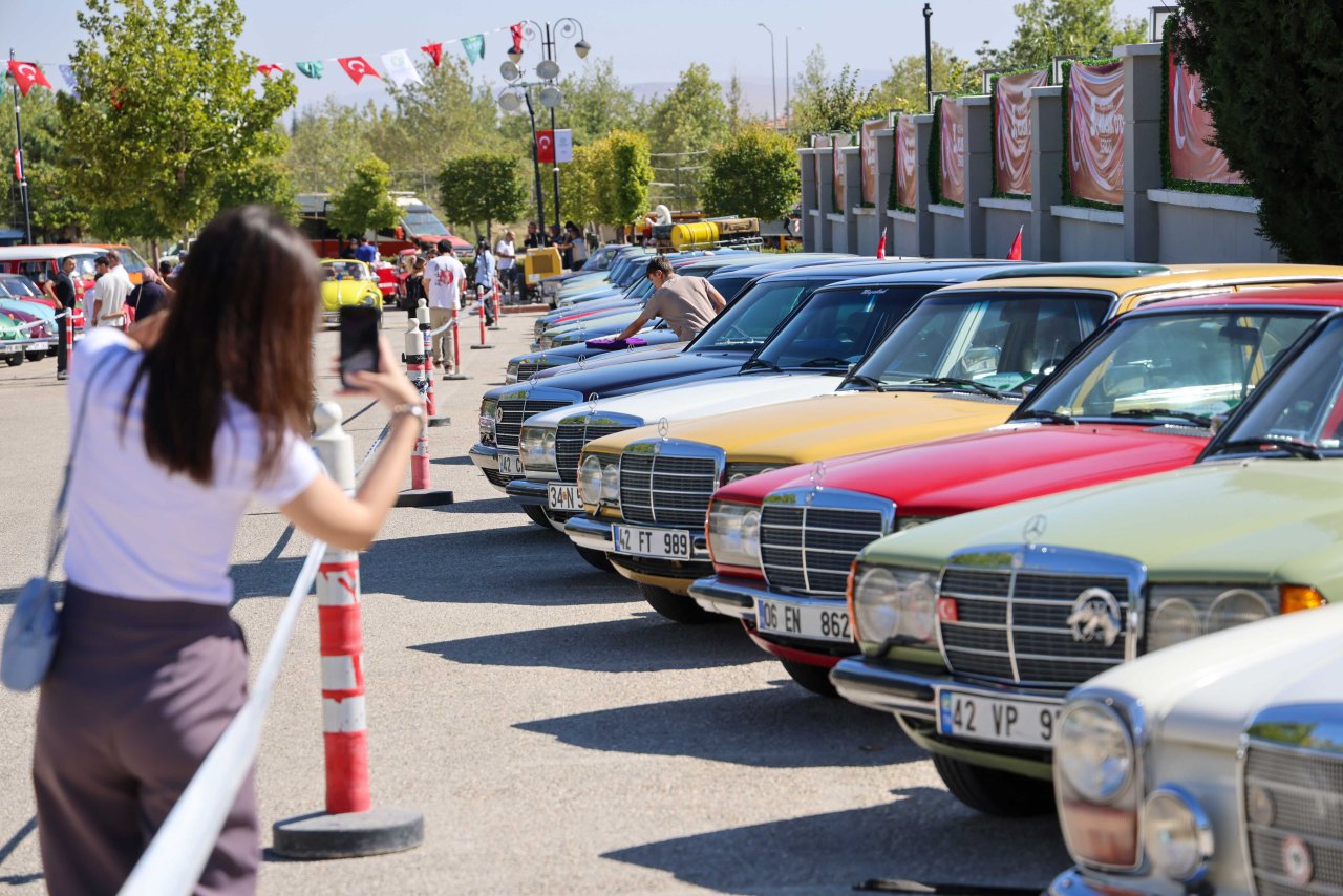 acik-hava-klasik-otomobil-sergisi-konya-2.jpg