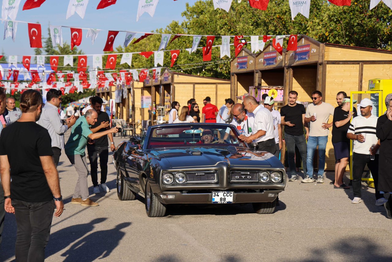 acik-hava-klasik-otomobil-sergisi-konya-3.jpg