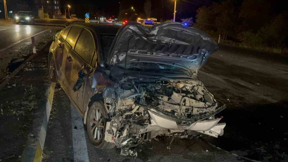 Otomobiller çarpıştı... Kazada 1 kişi öldü, 2 kişi yaralandı