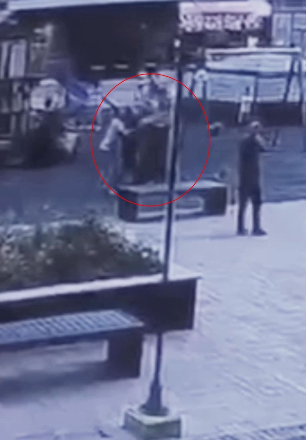 Parkta oynayan 2 çocuğu darbetti; olay anı kamerada