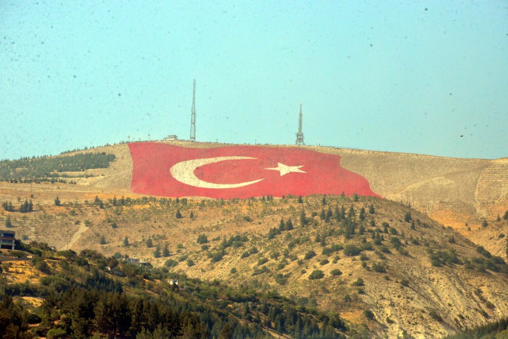 Türkiye'nin en büyük bayrağını ilk selamlayan 'Savaşan Şahinler' oldu