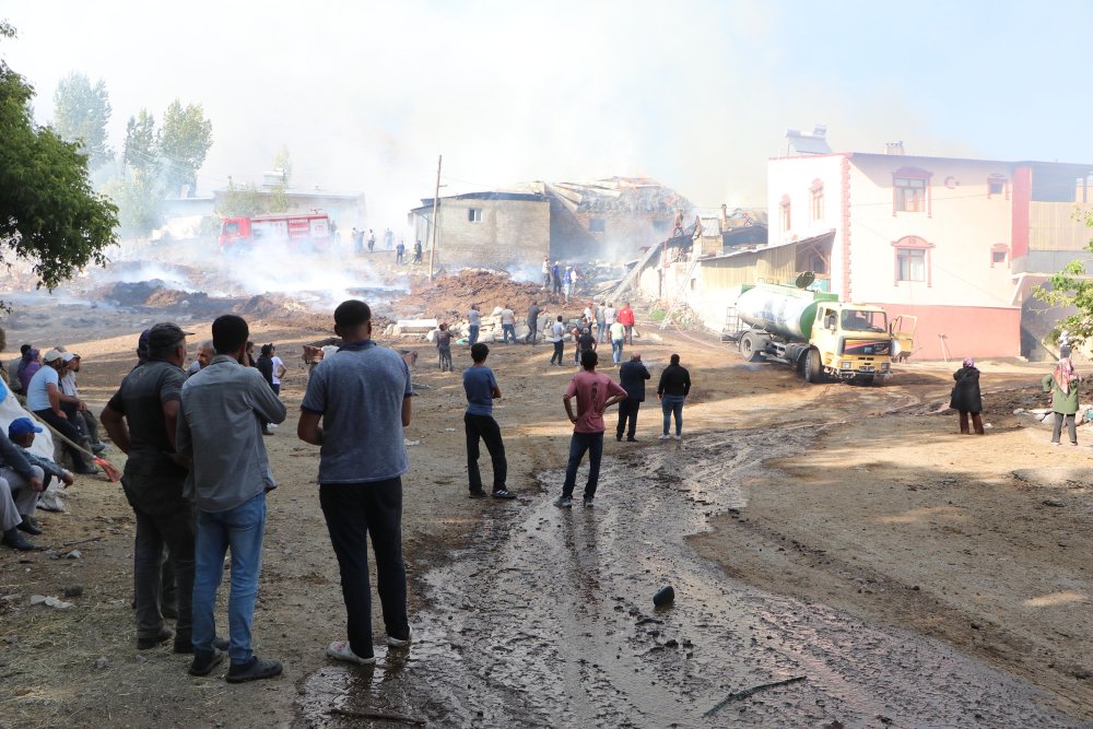 Yangında 12 ev ve 10 ahır yandı