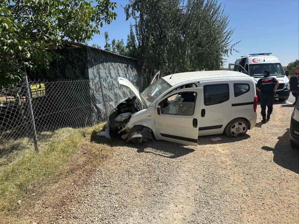 Konya’da lastiği patlayan araç bariyerlere çarptı: 2 yaralı