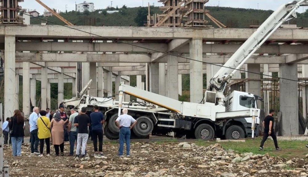 İnşaatta devrilen beton mikseri can aldı