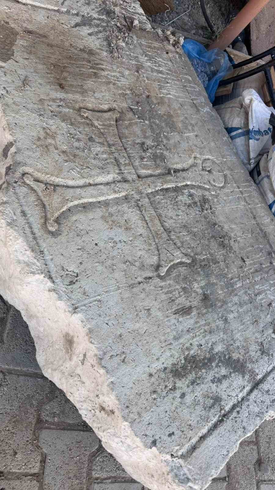 Konya'da bina tadilatı sırasında bulundu! Normal taş sanıldı ama gerçek başka çıktı