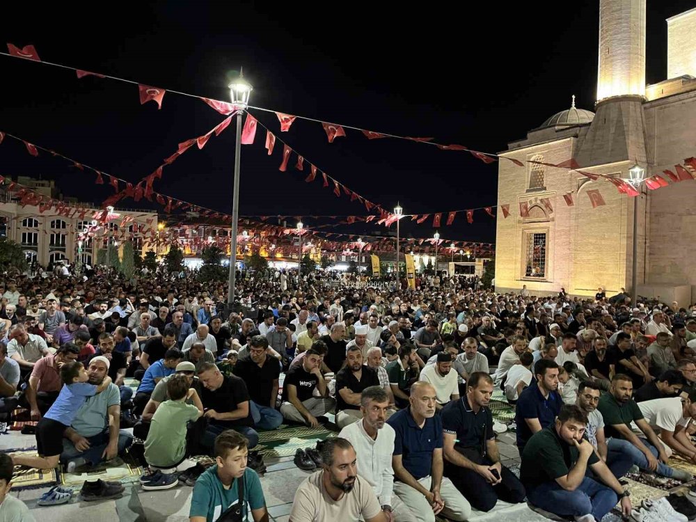 Konya’da Mevlid Kandili’nde vatandaşlar camileri doldurdu