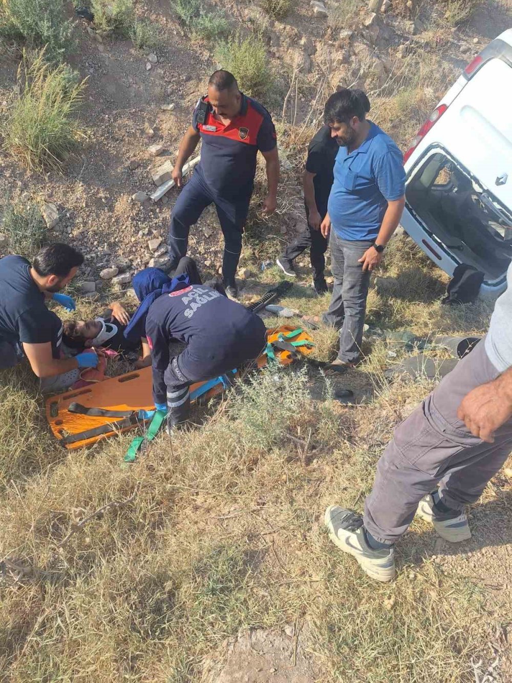 Takla atarak ters dönen hafif ticari araçtaki 7 kişi yaralandı