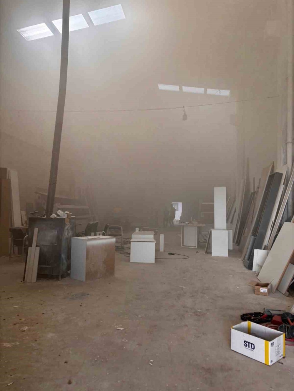 Konya'da mobilya imalathanesinde yangın paniği