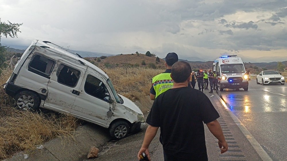 Hafif ticari araç refüje çarptı; 1 ölü, 4 yaralı